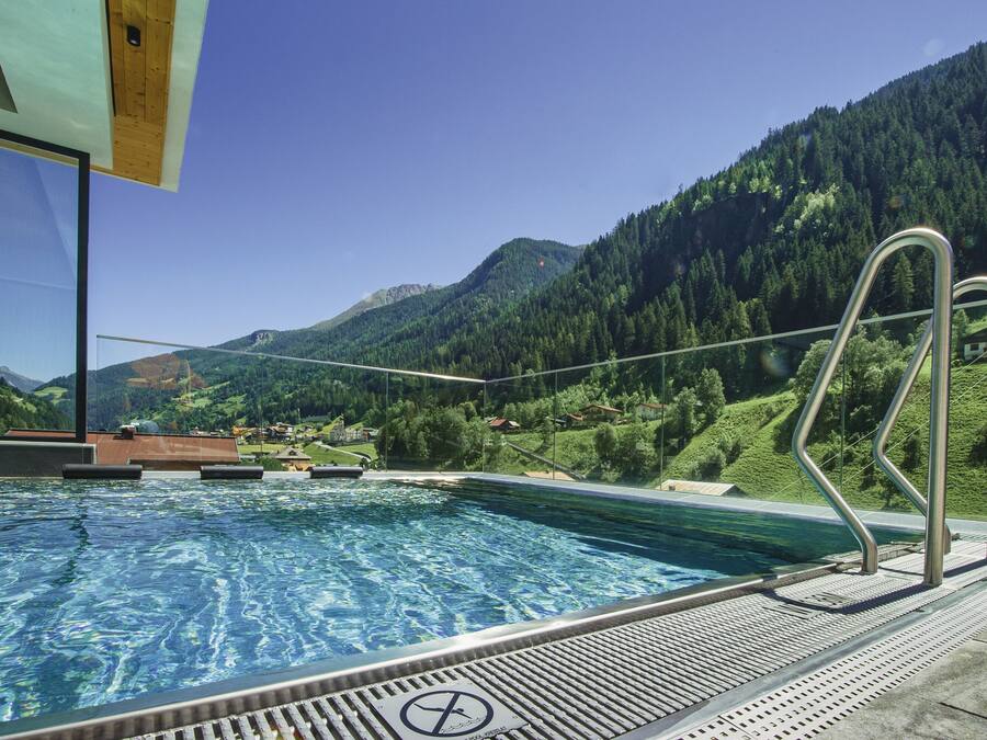 Una piscina con vista su un paesaggio montuoso.
