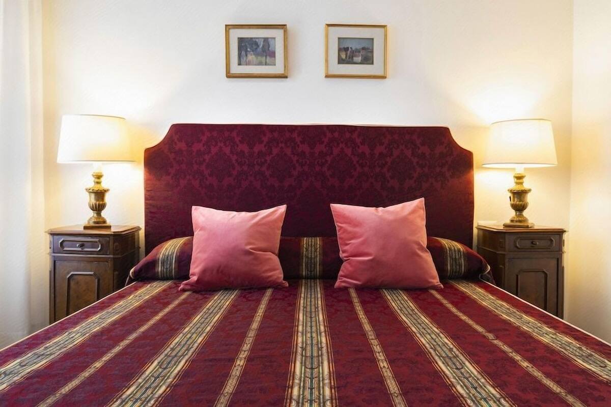 Egyptian cotton sheets, premium bedding, down duvets, in-room safe