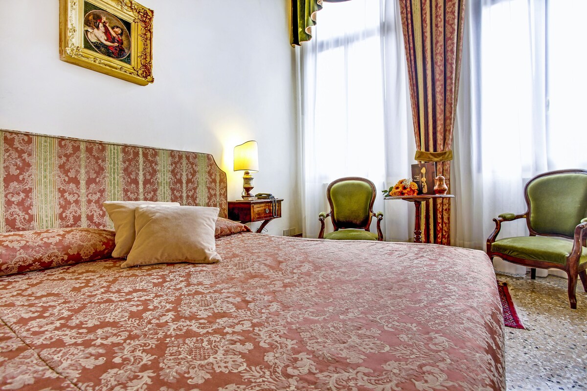 Egyptian cotton sheets, premium bedding, down duvets, in-room safe