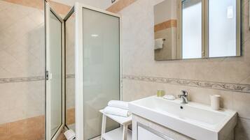 Dreibettzimmer | Badezimmer | Dusche, Haartrockner, Bidet, Handtücher