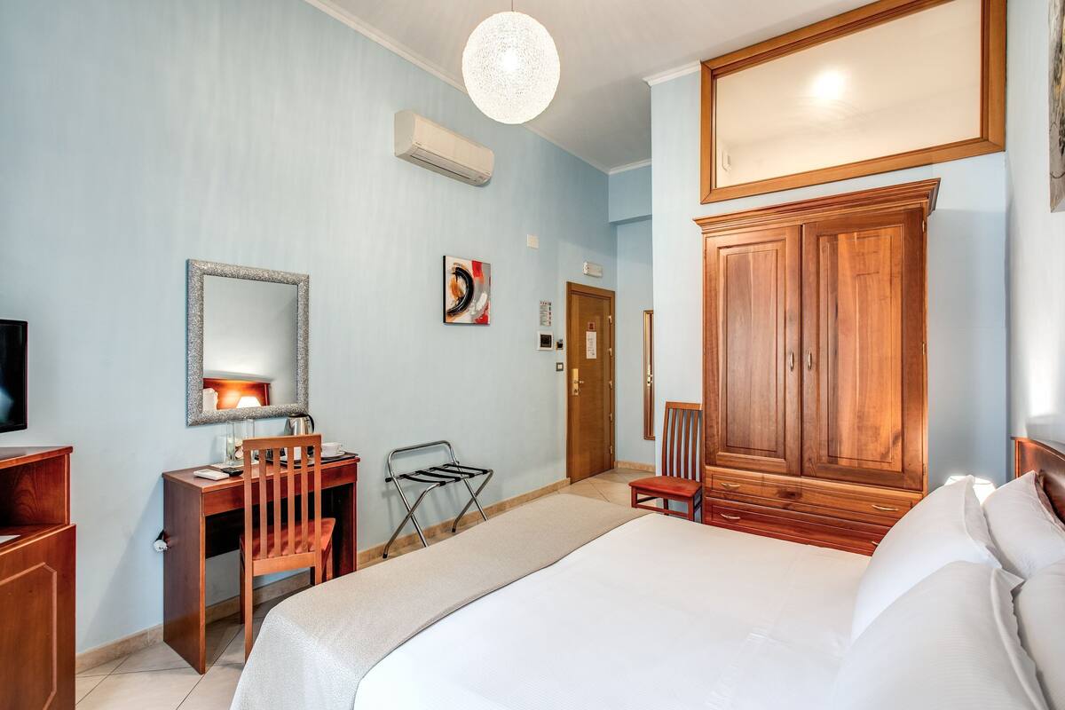 Double Room | Minibar (some free items), in-room safe, soundproofing, cribs (free)