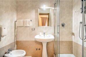 Chambre Double | Salle de bain | Douche, sèche-cheveux, bidet, serviettes fournies