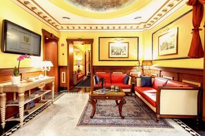 Lobby sitting area - Hotel Manfredi Suite in Rome (Rome)