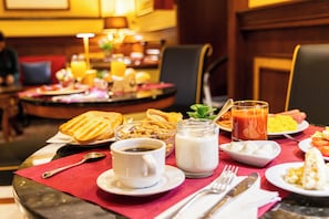朝食 (ビュッフェ)、毎日提供 (有料)