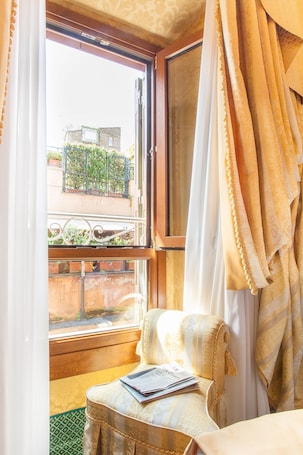 Economy Room, 1 Double Bed | Frette Italian sheets, premium bedding, down comforters. Hotel Manfredi Suite in Rome