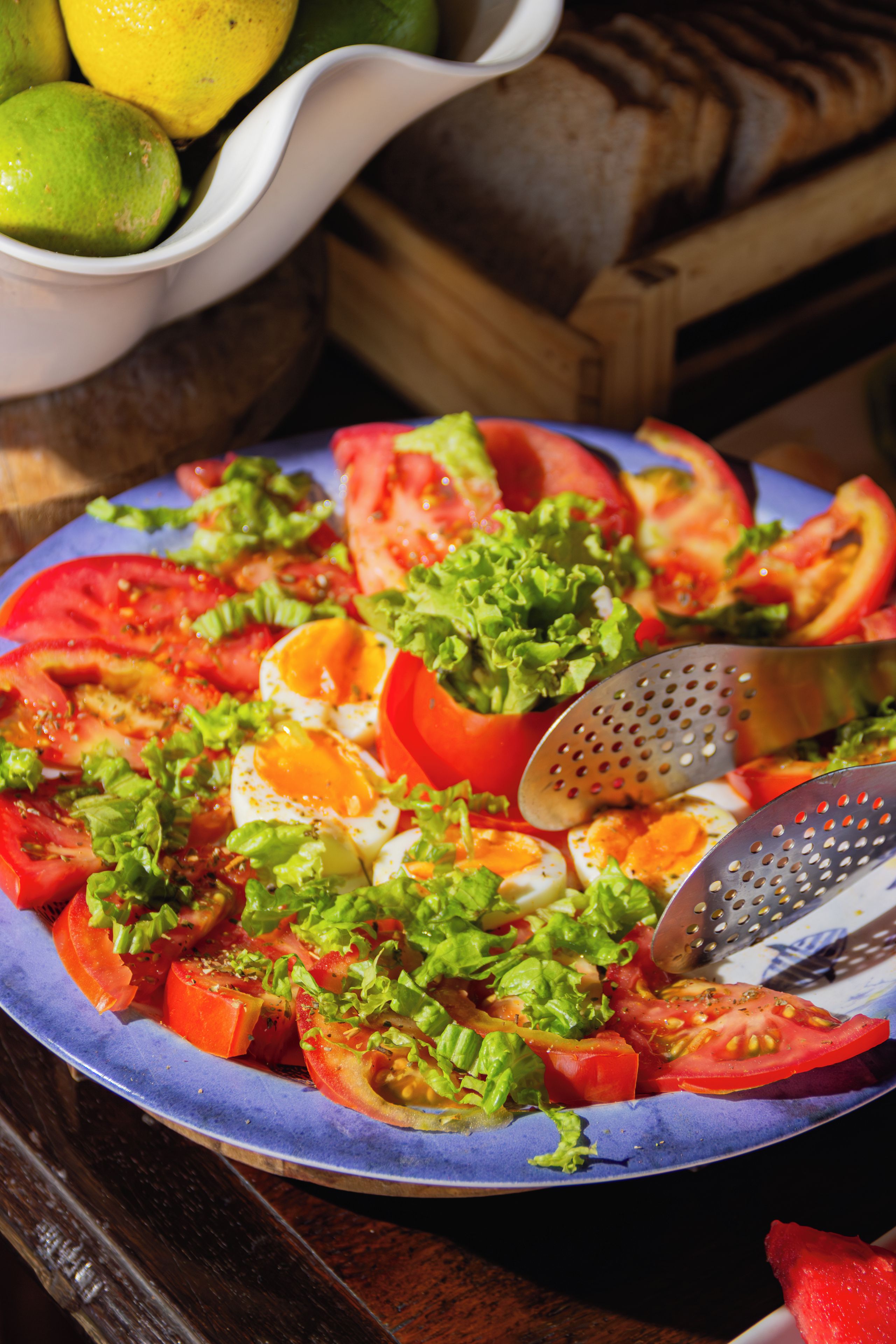 Une assiette de salade composée de divers légumes et d’un œuf dur coupé en deux.