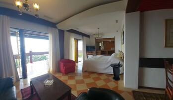 Premium Room | Premium bedding, pillowtop beds, minibar, in-room safe