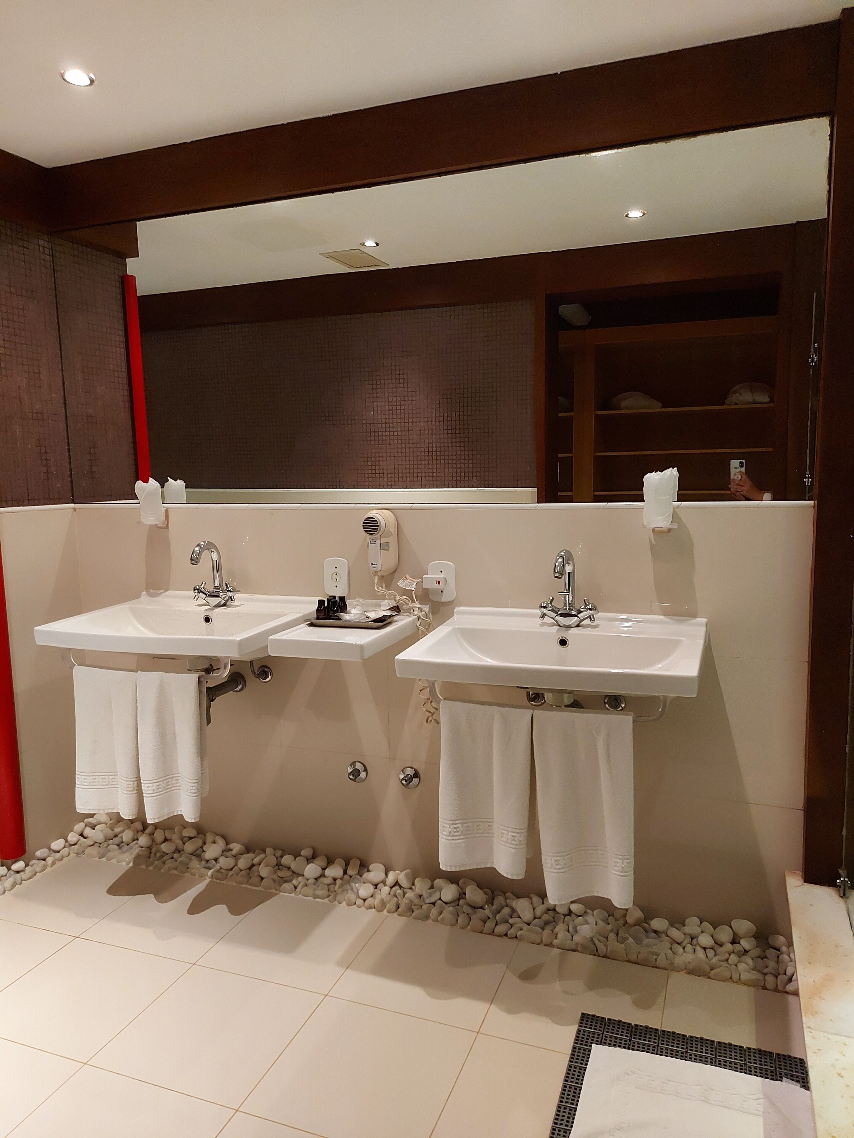 premium room | bathroom | free toiletries, hair dryer, towels