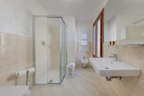 Superior-Doppelzimmer, Kanalblick | Badezimmer | Dusche, Haartrockner, Bidet, Handtücher