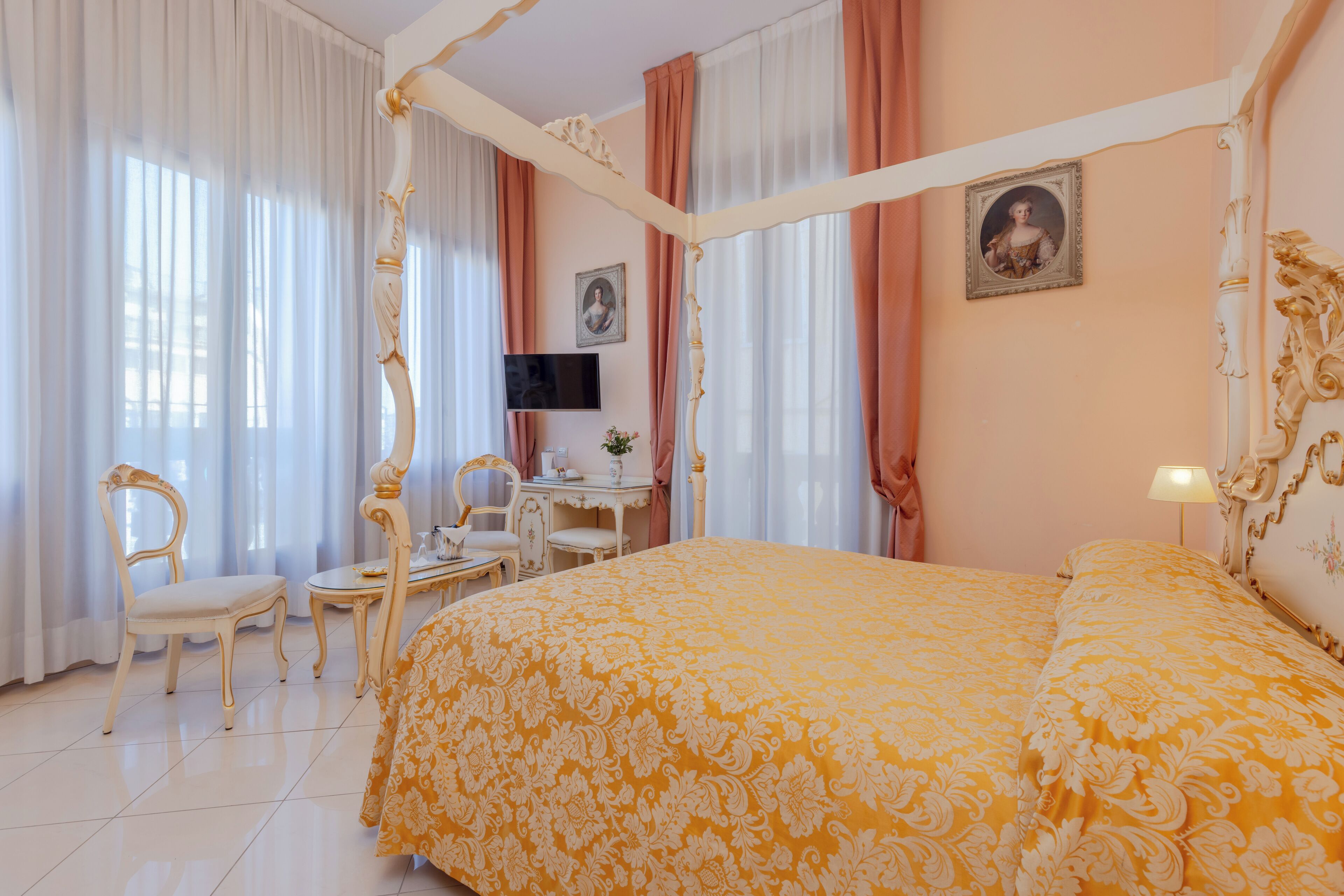 Camera Con Vista Canale E Balcone | Desk, free WiFi, bed sheets