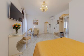 Superior Double Room, Canal View | Desk, free WiFi, bed sheets - Hotel Marte (Venice)