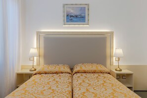 Camera Economy Twin | Desk, free WiFi, bed sheets - Hotel Marte (Venice)
