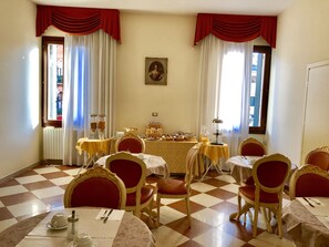Daily continental breakfast (EUR 9 per person) - Hotel Marte (Venice)