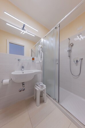 Superior Double or Twin Room | Bathroom | Shower, hair dryer, bidet, towels - Hotel Marte (Venice)