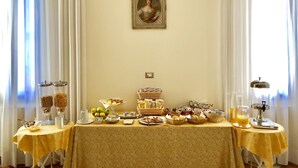 Ein reichhaltiges Frühstücksbuffet mit verschiedenen Speisen und einem dekorativen Gemälde an der Wand.