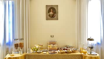Daily continental breakfast (EUR 9 per person)