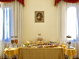 Desayuno continental diario (EUR 9 por persona)