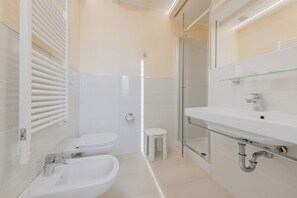 Superior Double or Twin Room | Bathroom | Shower, hair dryer, bidet, towels - Hotel Marte (Venice)