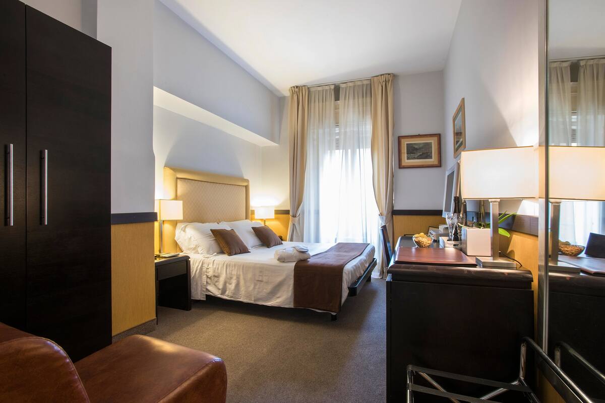 Habitación doble | Minibar, caja fuerte, escritorio y cunas gratuitas