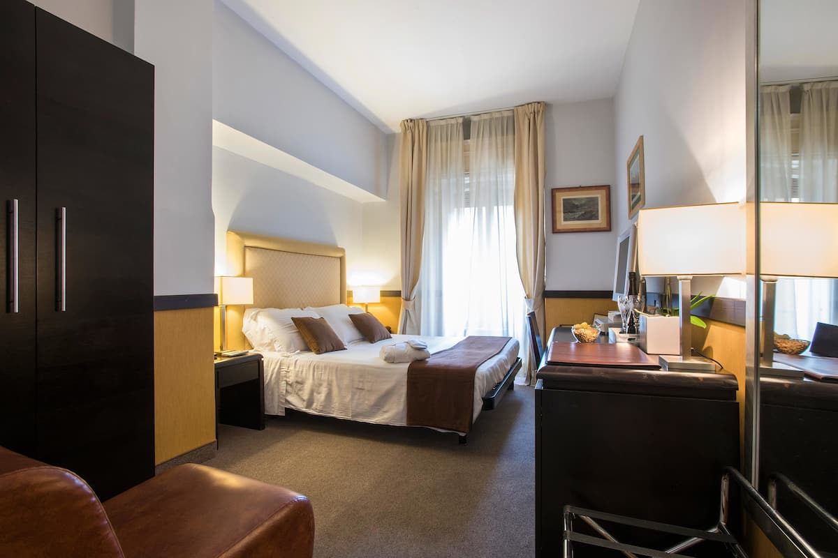 Chambre Double | Minibar, coffres-forts dans les chambres, bureau, lits bébé (gratuits)