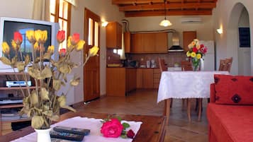 Villa HillTop | Área de sala de estar | Smart TV, chimenea y reproductor de DVD