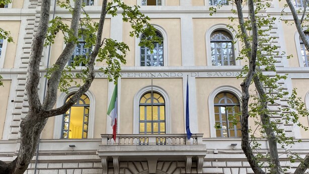A historic building with a classical facade, arched windows, and a central entrance. - B & B Evergreen (Rome)
