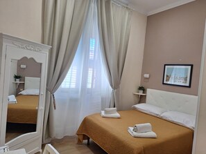 Hypo-allergenic bedding, desk, laptop workspace, blackout curtains - B & B Evergreen (Rome)