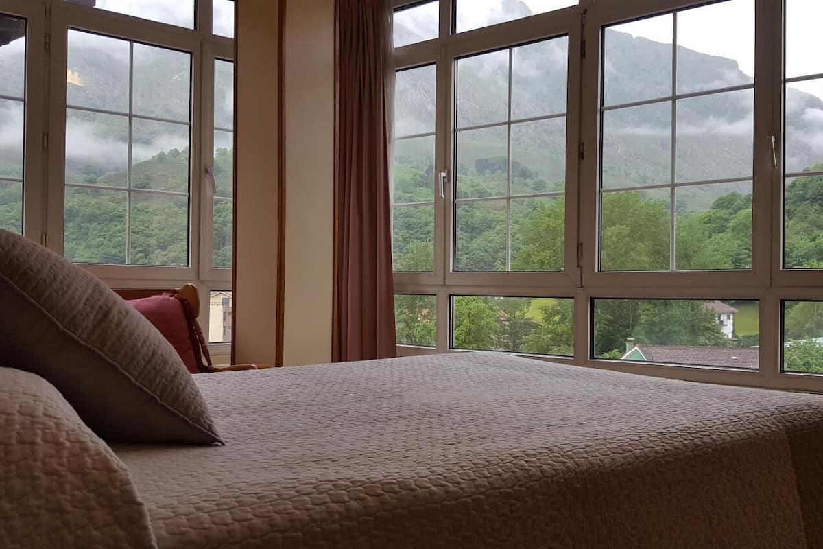 Caja de seguridad en la habitación y escritorio