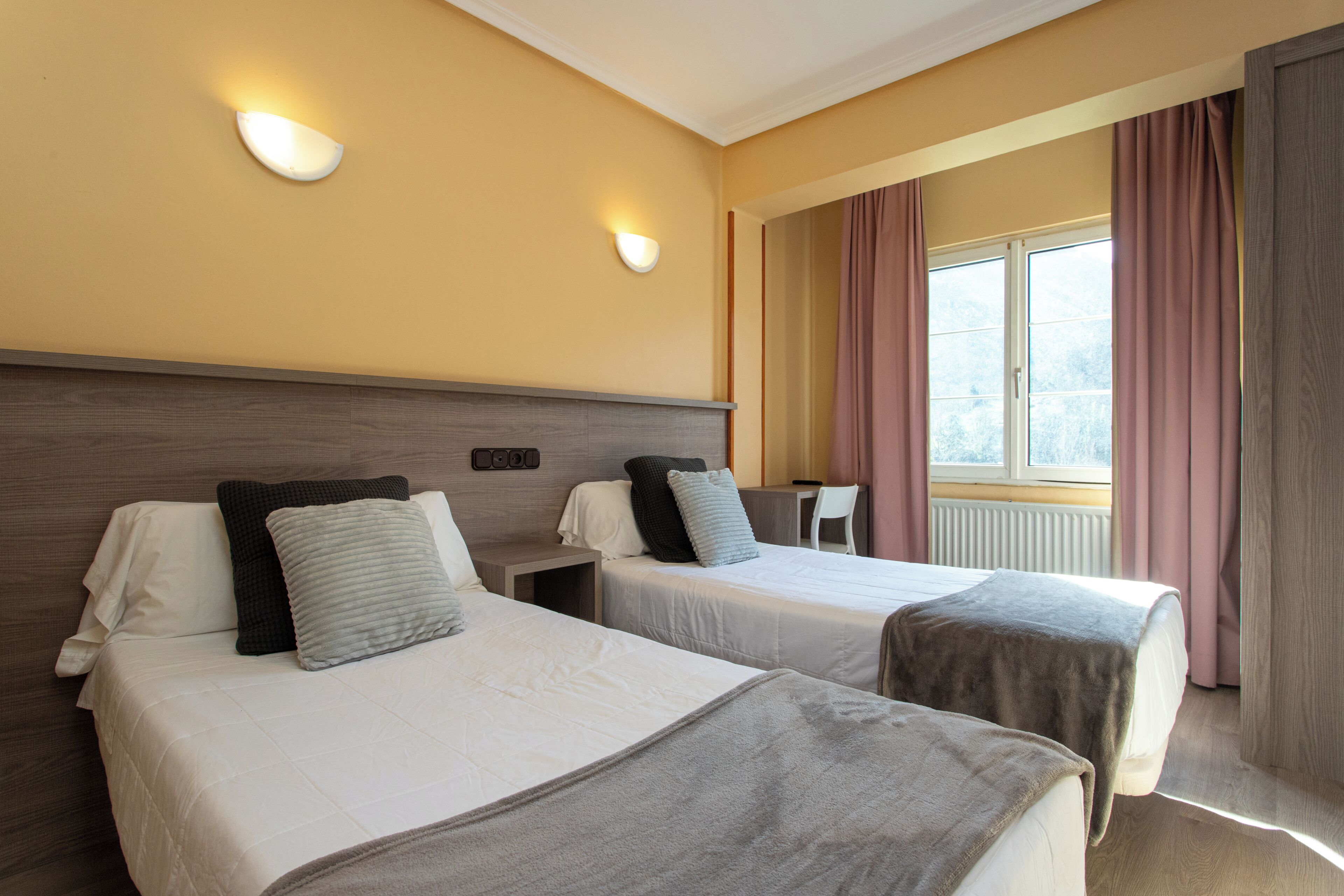 Chambre Double, 2 lits une place | Coffres-forts dans les chambres, bureau