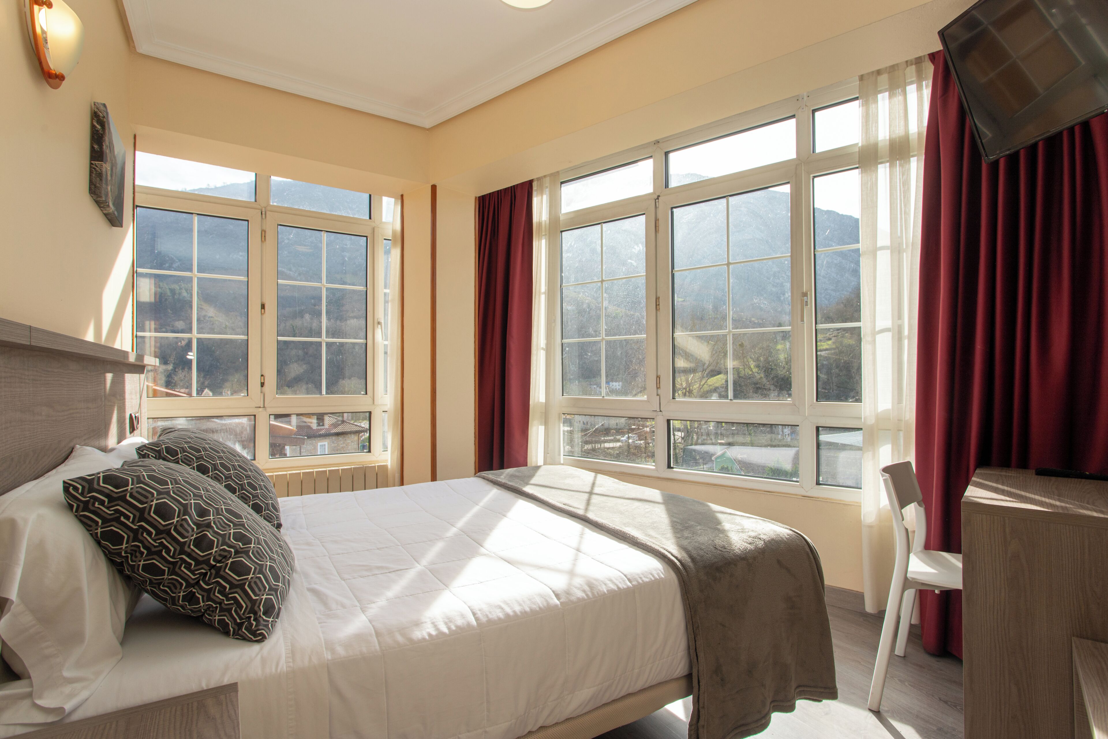 Chambre Double Élite, 1 grand lit, vue montagne | Coffres-forts dans les chambres, bureau