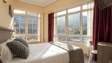 Elite Double Room, 1 Queen Bed, Mountain View | In-room safe, desk, laptop workspace, free WiFi