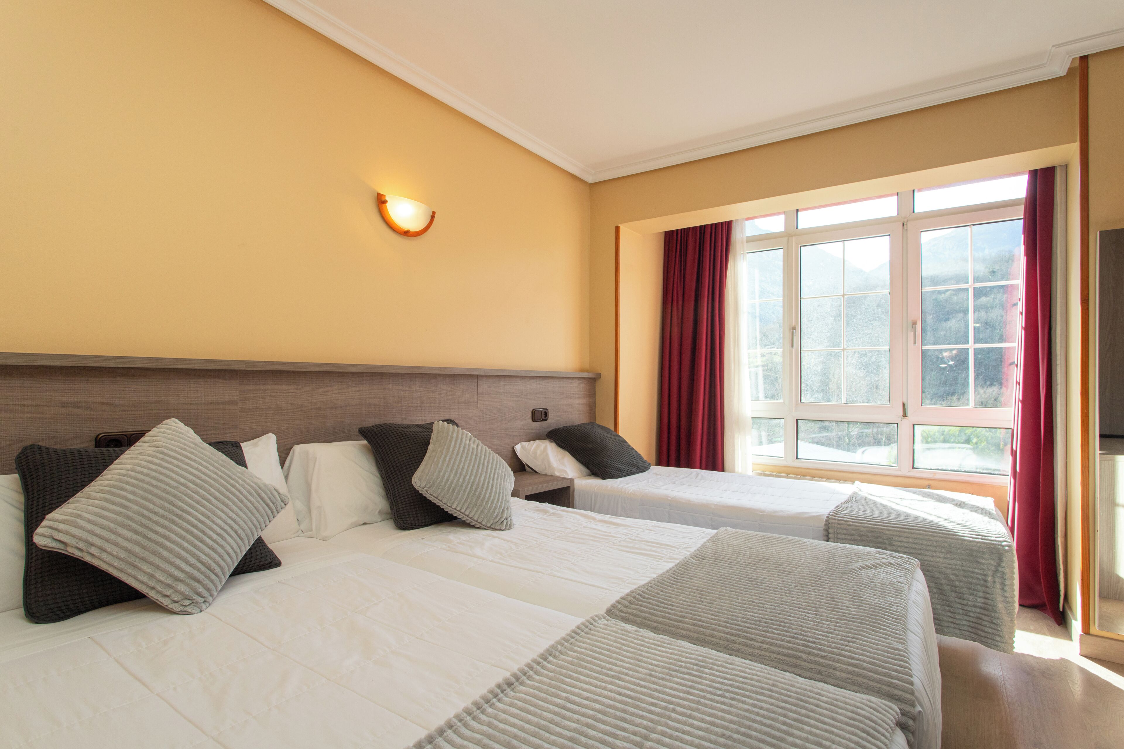 Chambre Triple | Coffres-forts dans les chambres, bureau