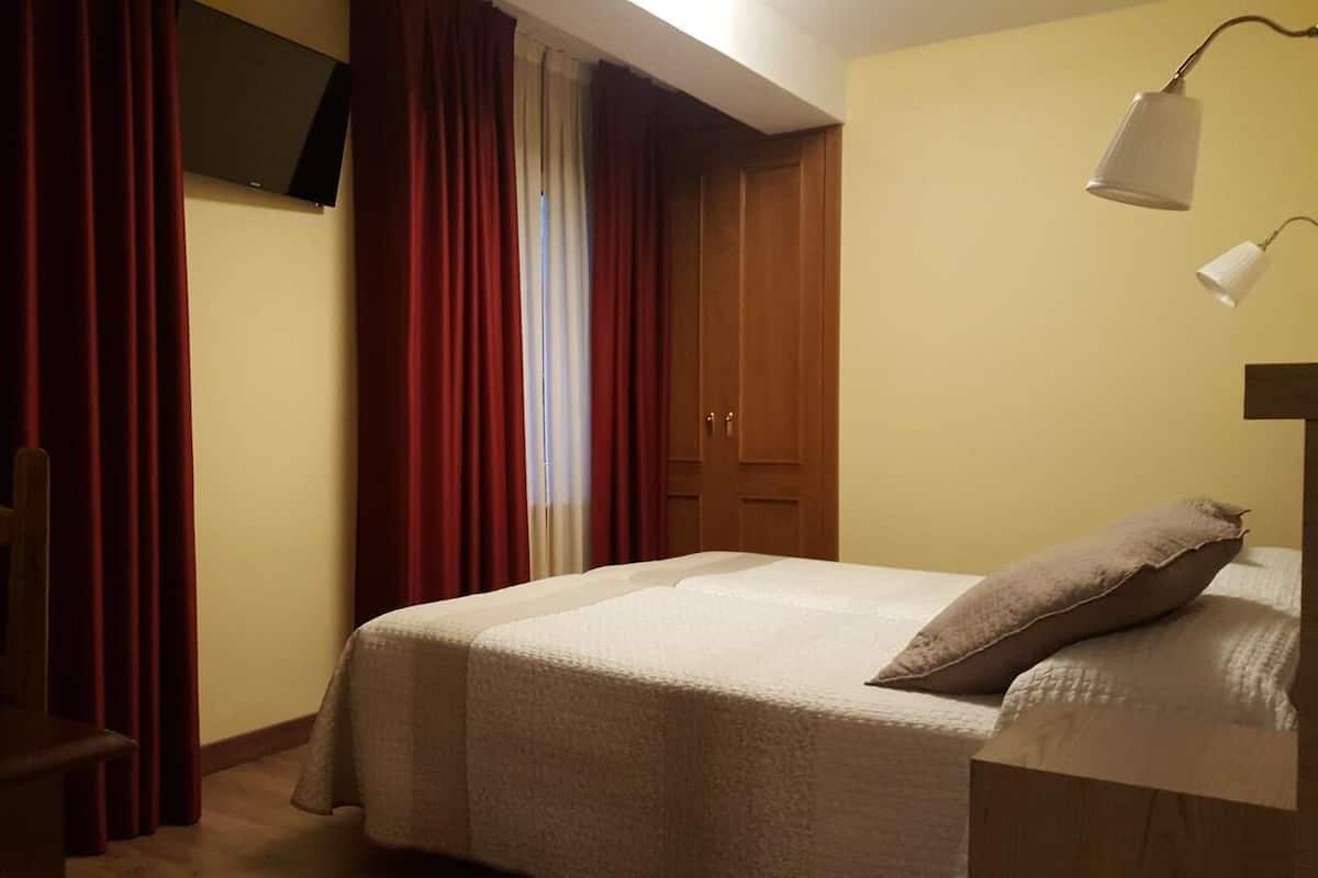 Habitación Confort doble | Caja fuerte, escritorio, espacio para trabajar con un portátil