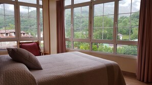 Chambre Double Élite, 1 grand lit, vue montagne | Coffres-forts dans les chambres, bureau