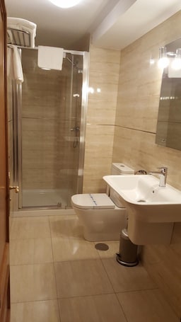 Artículos de tocador gratuitos, secador de pelo, toallas, jabón. Hotel Naranjo De Bulnes