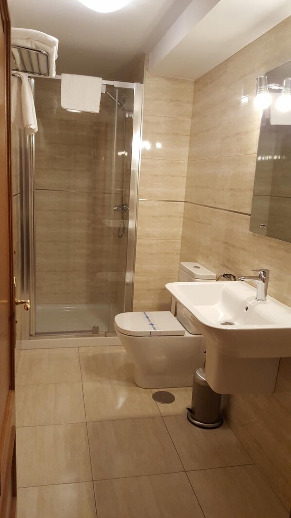 Elite Double Room, 1 Queen Bed, Mountain View | Bathroom | Free toiletries, hair dryer, towels, soap