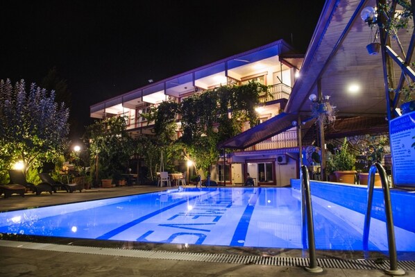 住宿正面 - 傍晚/夜晚