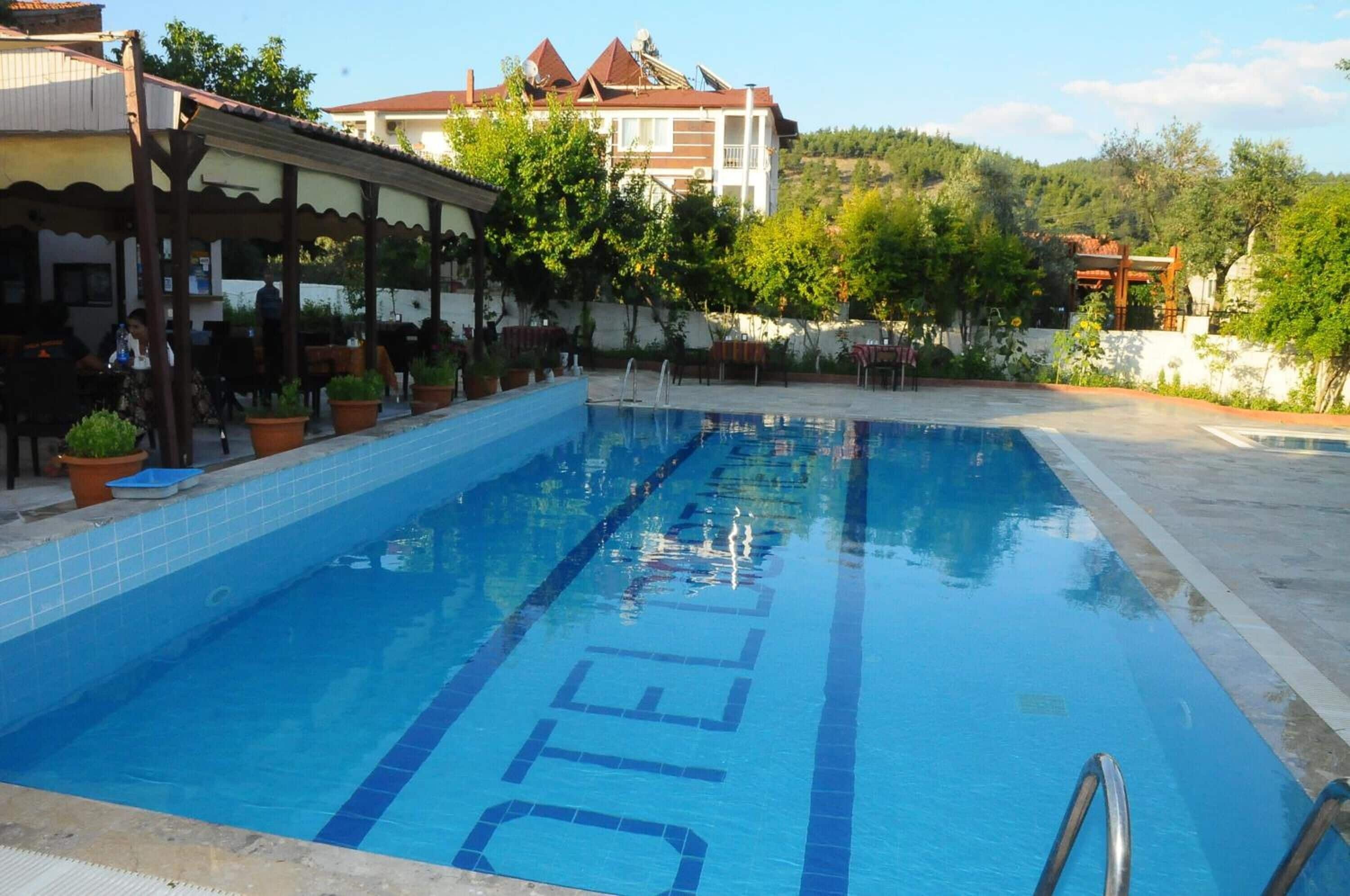 2 outdoor pools, pool loungers