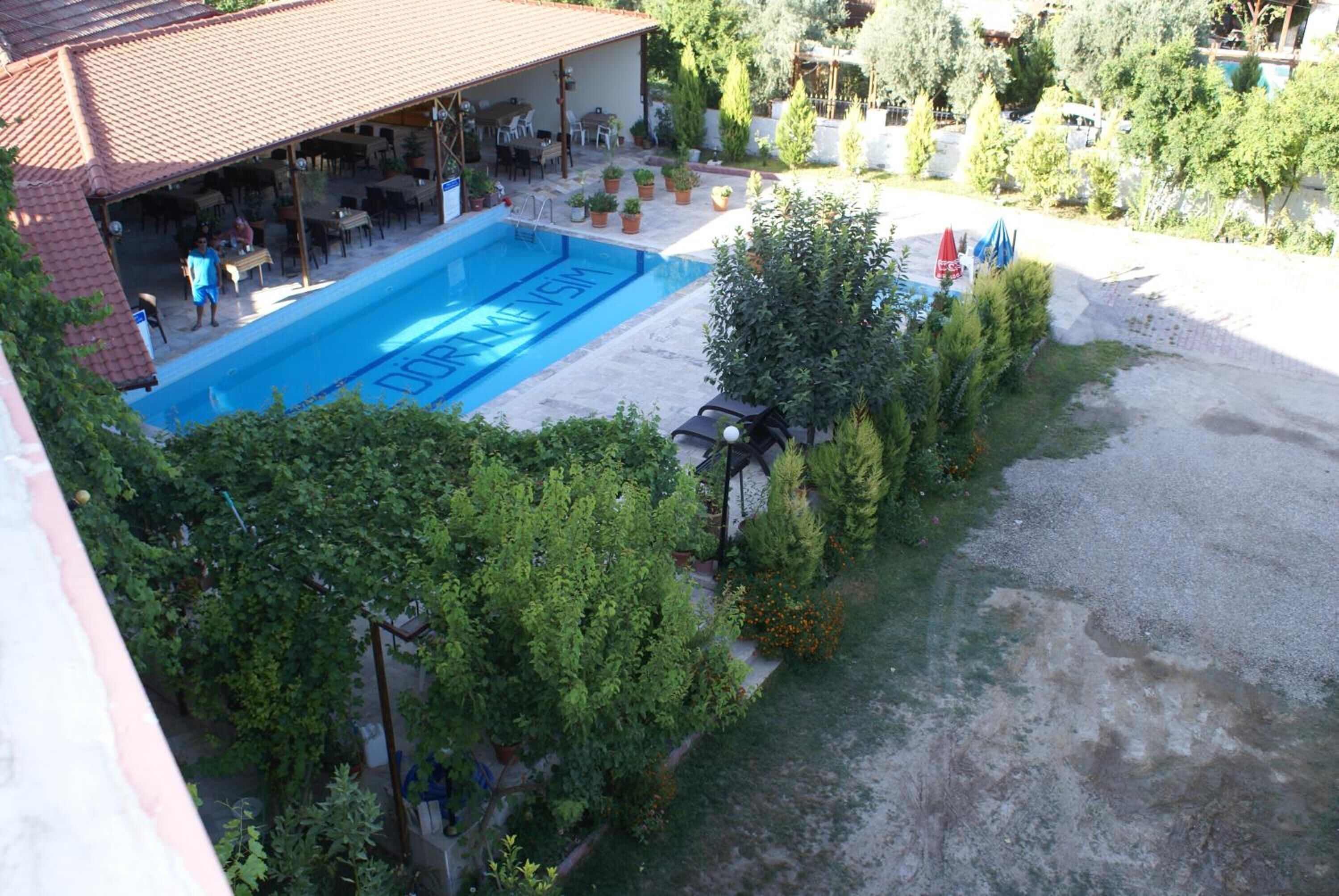 2 outdoor pools, pool loungers