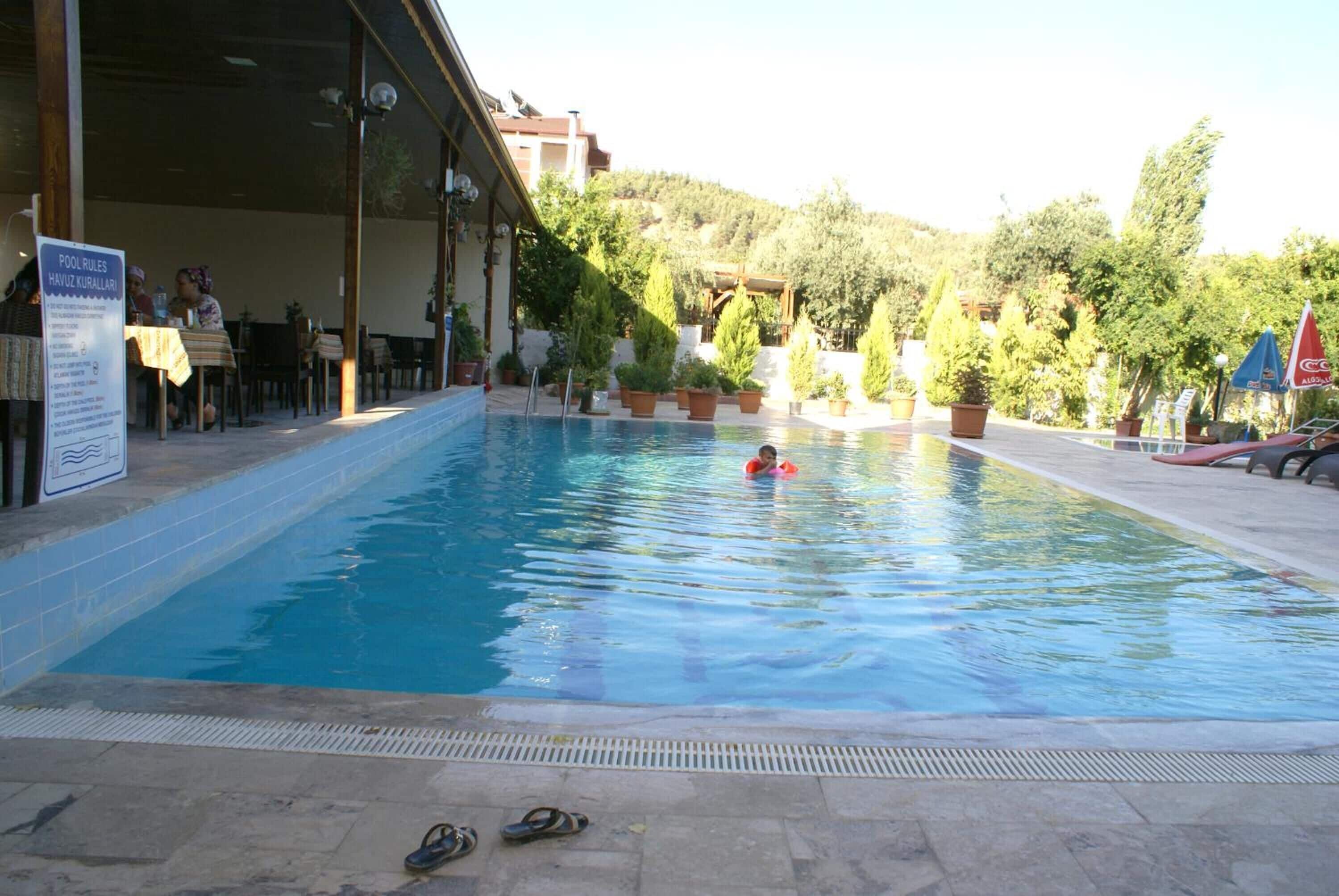 2 outdoor pools, pool loungers