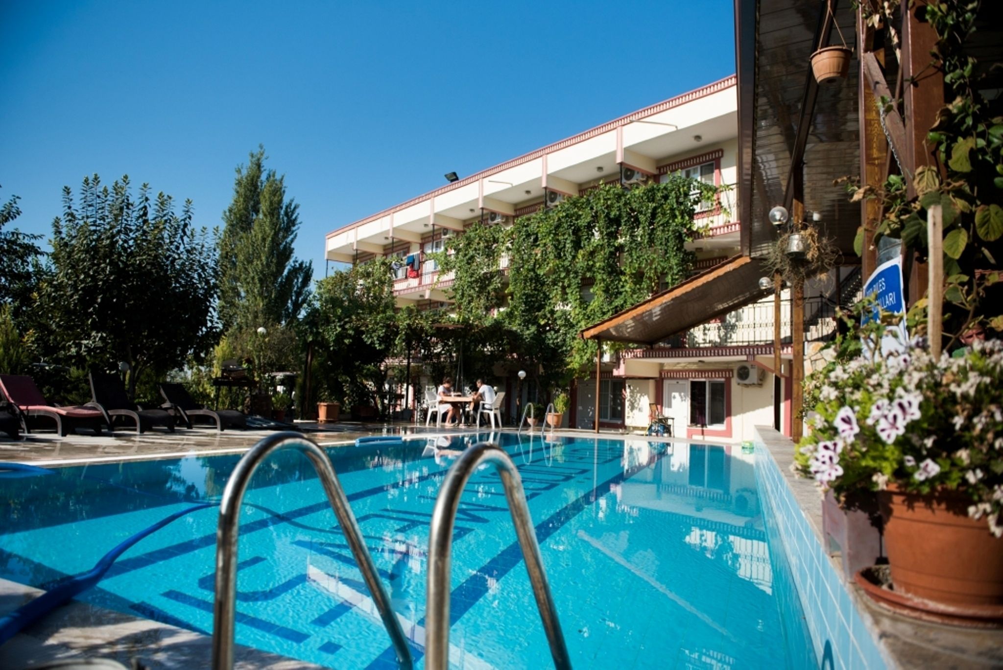 2 outdoor pools, pool loungers