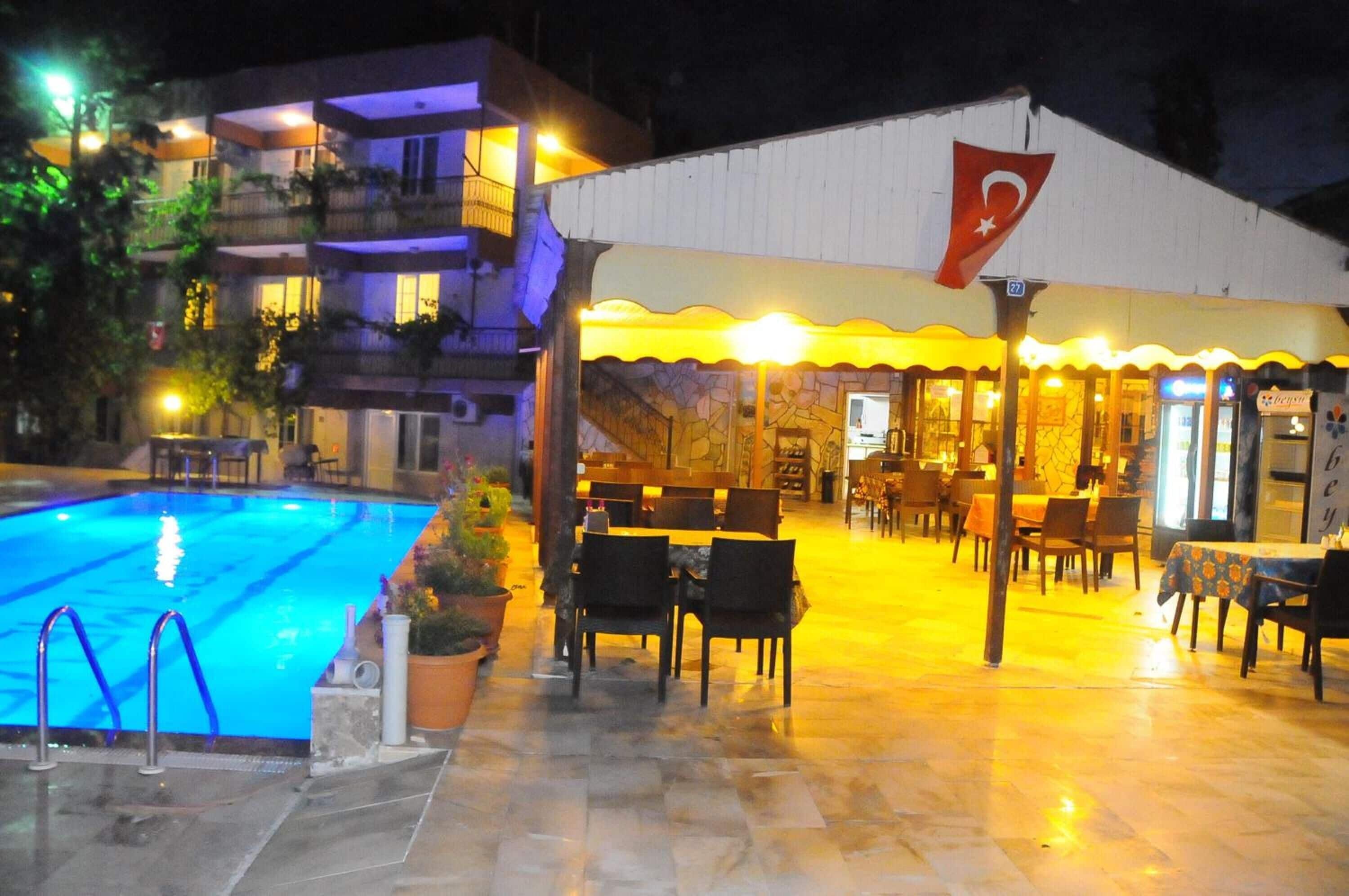 2 outdoor pools, pool loungers