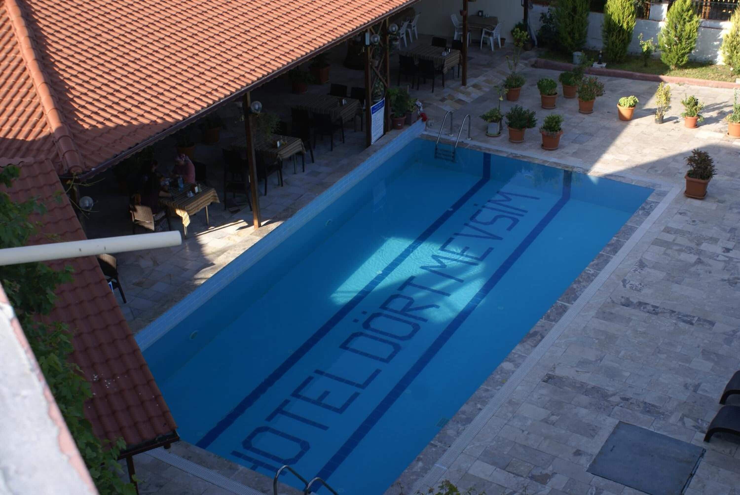 2 outdoor pools, pool loungers