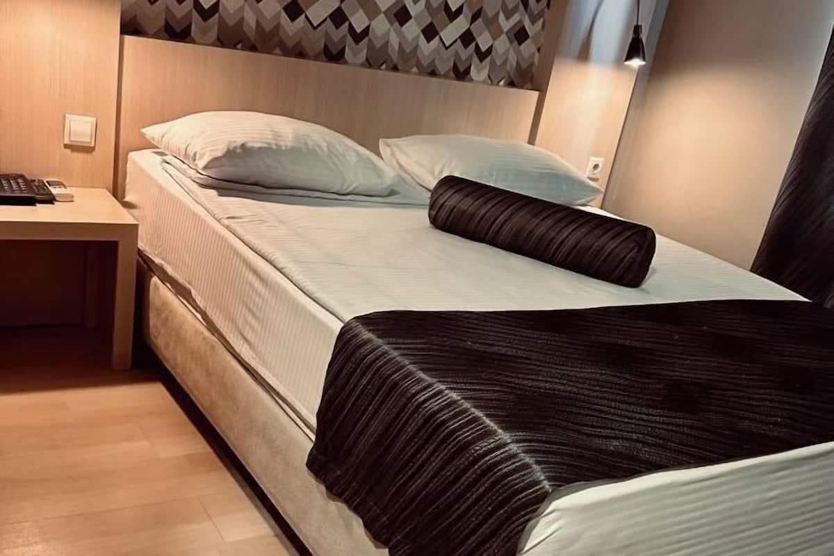 Ropa de cama de alta calidad, escritorio y sistema de insonorización