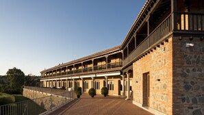 Un edificio con un largo corredor cubierto y varios balcones.