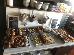 Desayuno buffet todos los días (con cargo) 