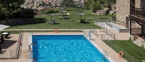 Una piscina al aire libre de temporada (de 11:00 a 20:00), sombrillas