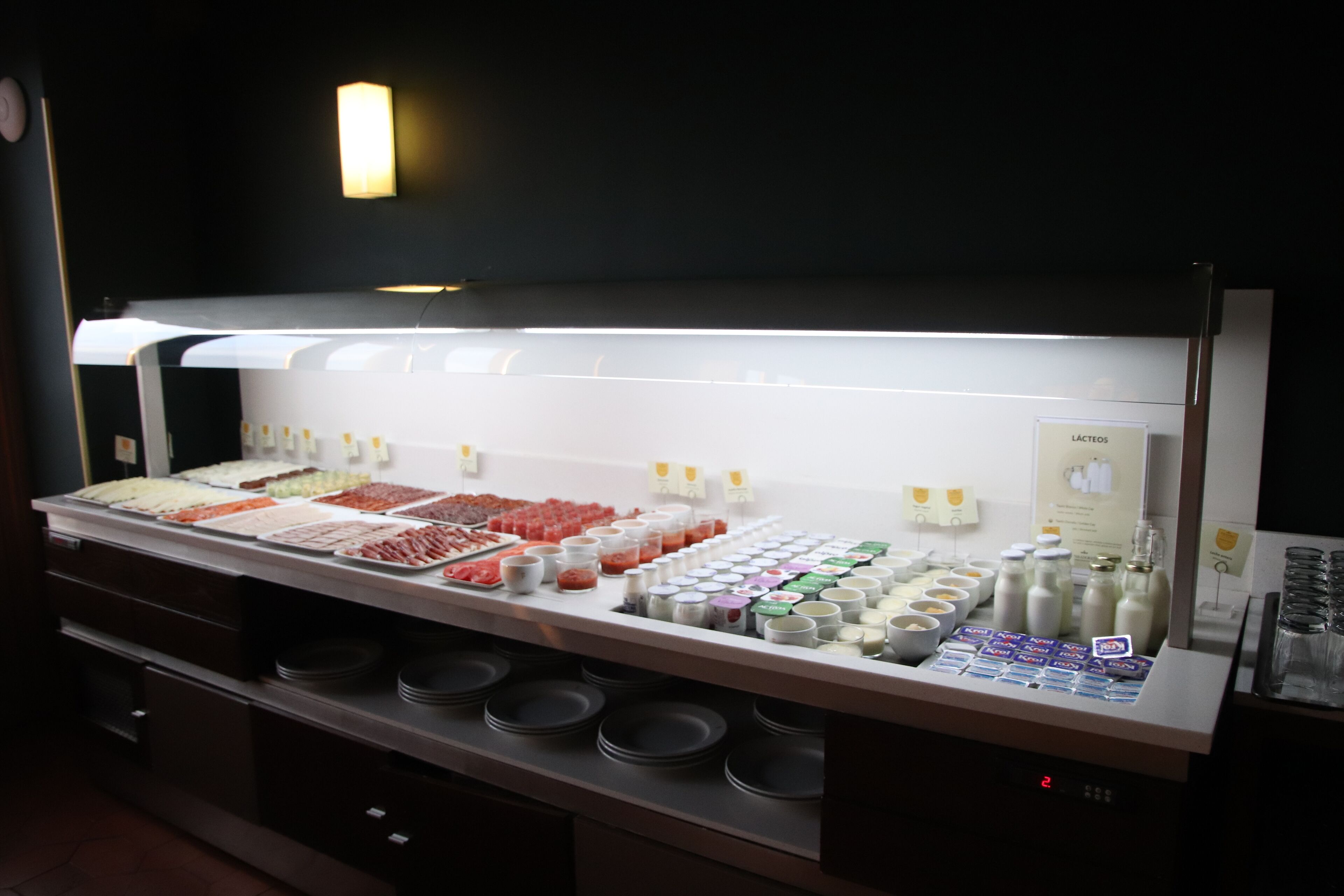 Un'area buffet con diversi cibi e condimenti.