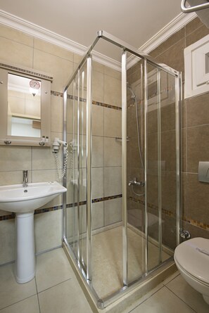 Shower, perlengkapan mandi gratis, pengering rambut, dan sandal