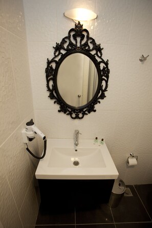 Standard Double or Twin Room, Balcony | Bathroom | Shower, free toiletries, hair dryer, slippers - Hotel Evsen - Adults Only (Istanbul)